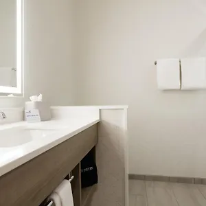 Express & East By Ihg Hotel Memphis